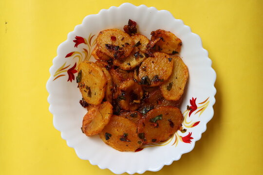 Aloo Katli or Potato Katli is an excellent and tasty asian dish, slices of fried potatoes, sauces and herbs, snack or starter 