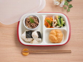 痴呆症・認知症のお年寄りのためのワンプレート介護食【おにぎり】