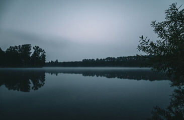 Sonnenaufgang am Rubbenbruchsee Osnabr&uuml;ck in Langzeitbelichtung Nebel