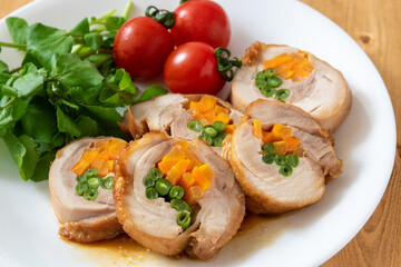 チキンロールと野菜の盛り合わせ