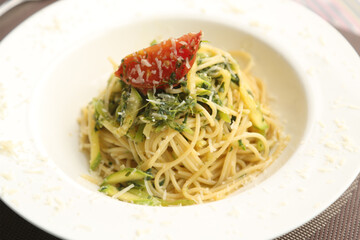 food, pasta, spaghetti, meal, dinner, plate, dish, noodles, cuisine, salad, italian, lunch, sauce, healthy, vegetable