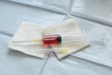 Spritze mit Blutprobe 