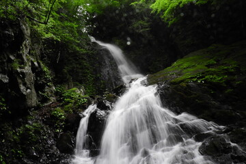 愛媛県の田舎にある白糸の滝
