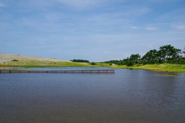 砂丘に広がる淡水池