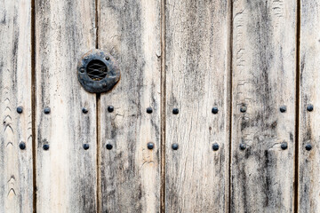 Puerta de madera vieja con mirilla antigua