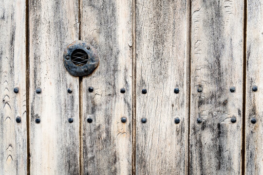 Puerta de madera vieja con mirilla antigua