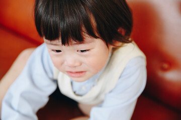 泣く男の子