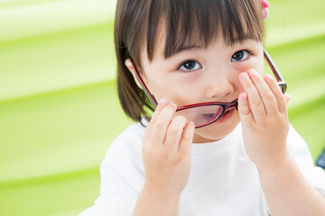 メガネ姿の幼児