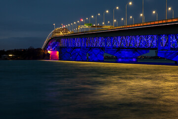 Obraz premium night view of Auckland harbour bridge