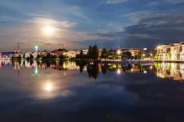 Naklejka premium Lichter der Nacht bei Vollmond am Wasser