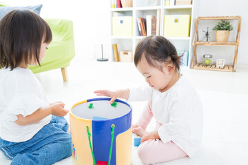 おもちゃで遊ぶ幼児