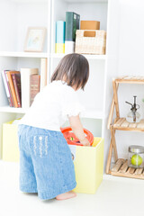 片付けをする幼児