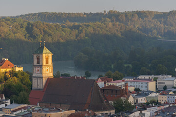 Blick vom Aussichtspunkt Schöne Aussicht auf Wasserburg am Inn bei Sonnenaufgang
