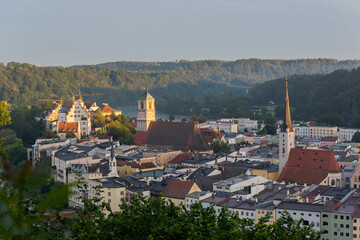 Fototapeta na wymiar Blick vom Aussichtspunkt Schöne Aussicht auf Wasserburg am Inn bei Sonnenaufgang