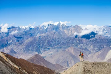 Crédence de cuisine en verre imprimé Annapurna Un randonneur profitant d& 39 une vue imprenable sur l& 39 Himalaya, au Népal