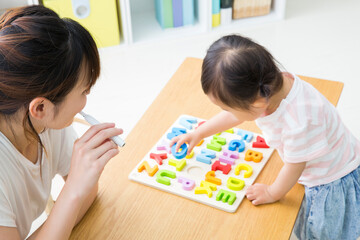 Fototapeta premium 幼児と喫煙する母親