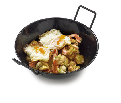 Sart&eacute;n de langostinos, huevos y ajo