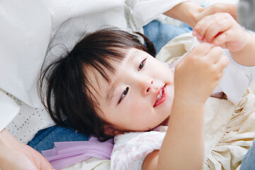 鼻をかむ子供