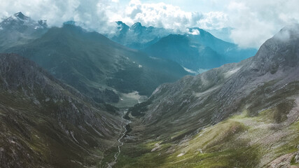 Tal und Berge am Timmelsjoch in den Alpen 