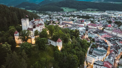 Luftaufnahme von Burg und Stadt Bruneck in Südtirol