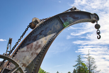 Antigua y oxidada grua en la darsena del Canal de Castilla en Valladolid