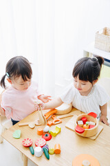 ままごと遊びをする女の子