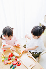 ままごと遊びをする女の子