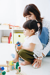 おもちゃで遊ぶ幼児