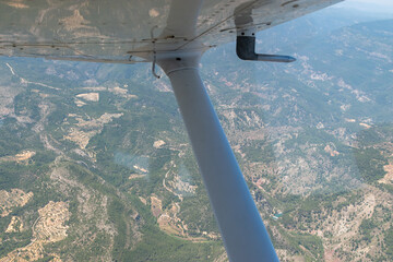 Paisaje con ala de avión