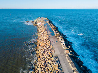 Obraz premium Newcastle breakwall view on a sunny day.