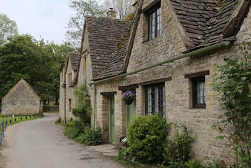 Fototapeta na wymiar Traditional old Cotswold terraced cottages in Gloucestershire, England.