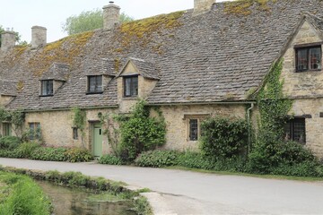 Fototapeta na wymiar Traditional Cotswold terraced cottages in Gloucestershire, England.