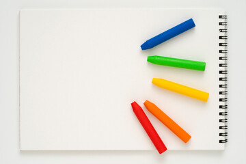 スケッチブックに置かれたクレヨン