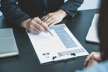 Business office executives are interviewing job applicants in the meeting room