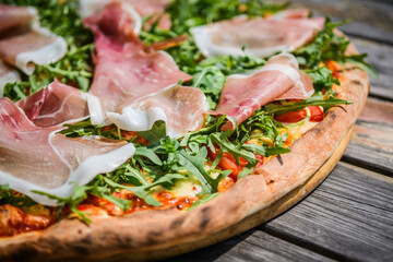 pizza z szynką parmeńską