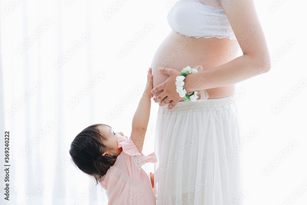 Wall mural 妊婦と子供