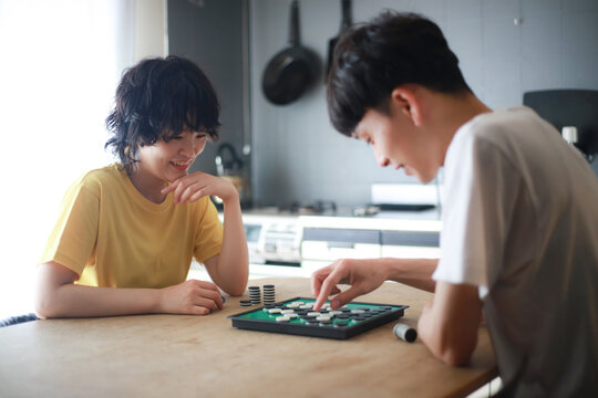 オセロをするカップル