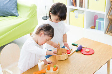 おもちゃで遊ぶ幼児
