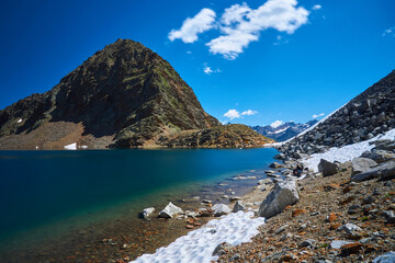 Fototapeta na wymiar Bergsee in den Bergen mit blauem klaren erfrischendem Wasser aus Gletscher in Tirol