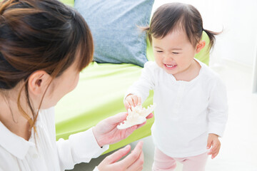 おもちゃで遊ぶ親子