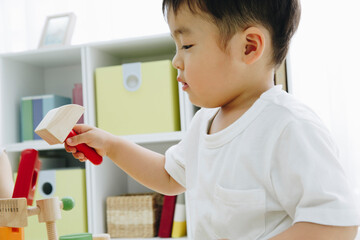 おもちゃで遊ぶ幼児