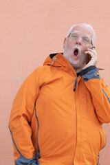 Älterer Mann beim Telefonieren