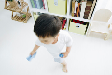 遊ぶ幼児
