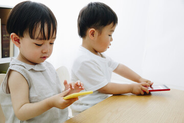 スマホで遊ぶ子供