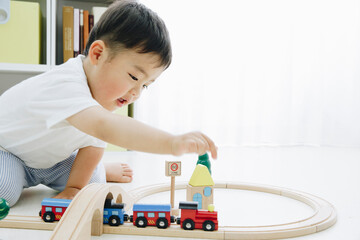 おもちゃで遊ぶ幼児