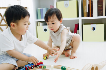 おもちゃで遊ぶ男の子