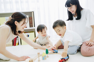 おもちゃで遊ぶ親子