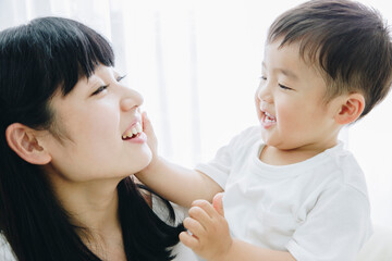 スキンシップする親子