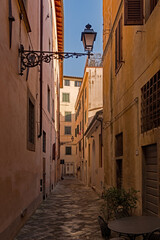 Einsame Straße in der Altstadt von Pistoia in der Toskana, Italien 