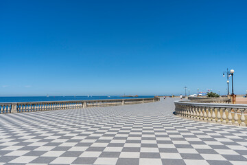 La panoramica Terrazza Mascagni (Mascagni Terrace) a Livorno, Toscana, Italia, con il caratteristico pavimento a scacchiera e una splendida vista sul mar Tirreno.